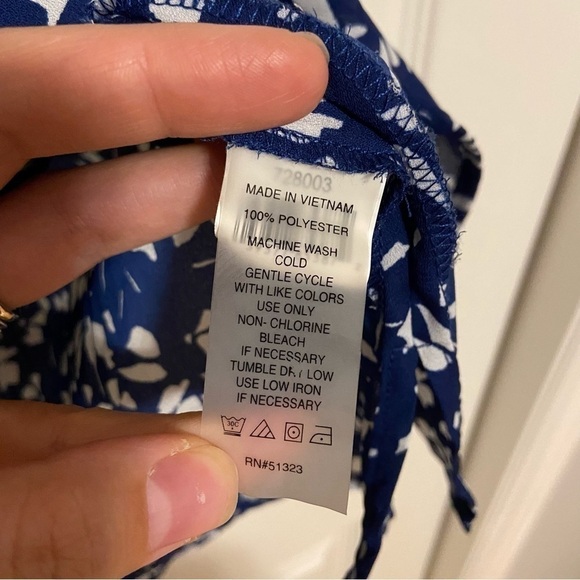 Chaus New York Blue Floral Leaf V-neck Navy Blouse Medium - Picture 4 of 5